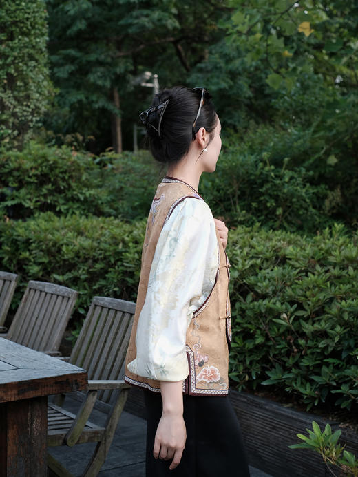 盛唐牡丹盛奢系列| 限量款| 高货-高货-手绣全打籽蝶恋花花瓣马甲-棕色(特殊商品不退不换) 商品图9