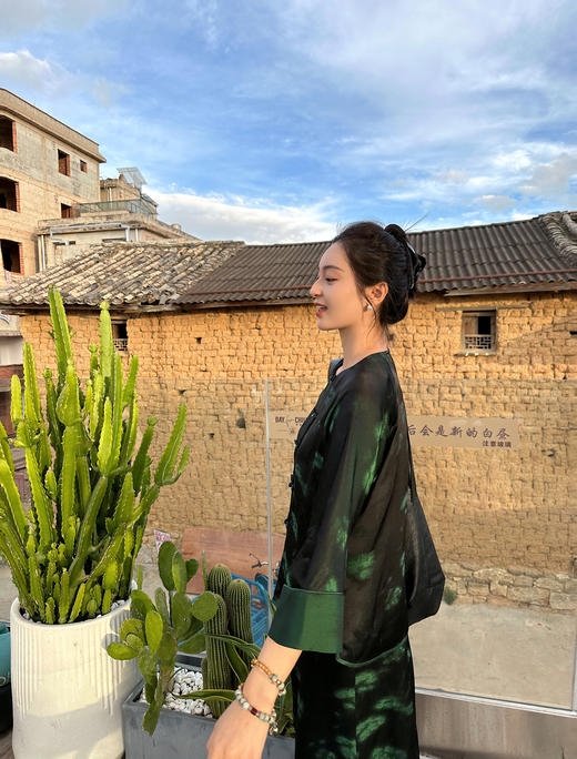 盛唐婧| 花影桑蚕丝蝴蝶缎印花修身半身裙 商品图5