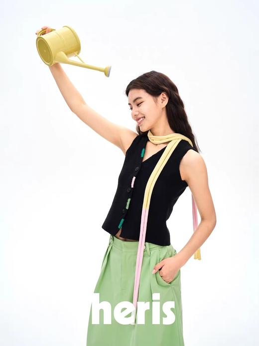 heris/H42113/彩色手工线迹 细圈圈纱针织 修身窄肩V领马甲 商品图0