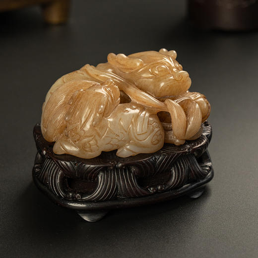 清 玉雕麒麟瑞兽摆件（红木座） 商品图1