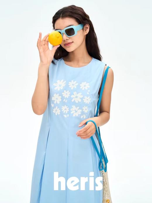 heris/H42107/冰蓝花朵印花 学院百褶A摆气质 圆领宽松无袖连衣裙 商品图3