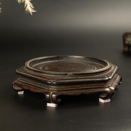 清早期 紫檀一木整挖六角器座 商品图1