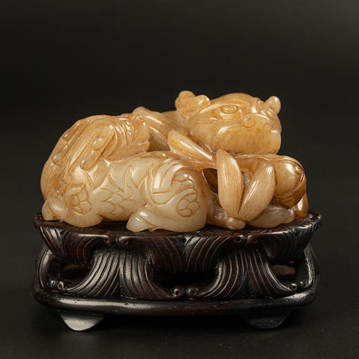 清 玉雕麒麟瑞兽摆件（红木座） 商品图0