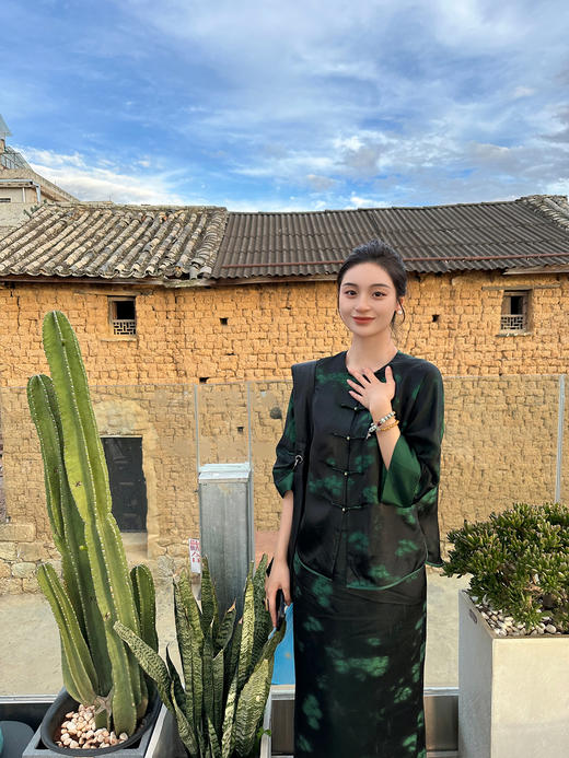 盛唐婧| 花影桑蚕丝蝴蝶缎印花修身半身裙 商品图2