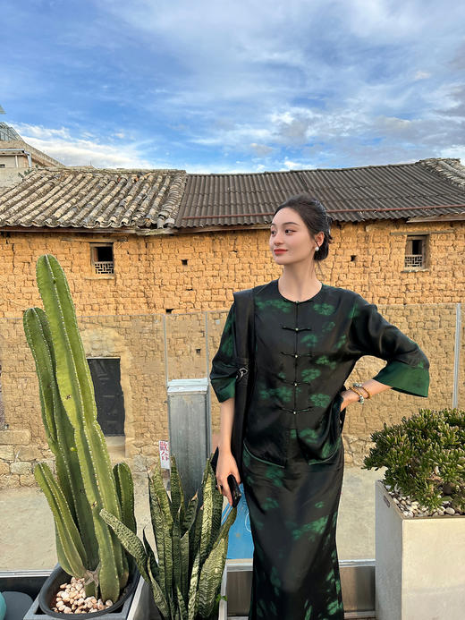 盛唐婧| 花影桑蚕丝蝴蝶缎印花修身半身裙 商品图4