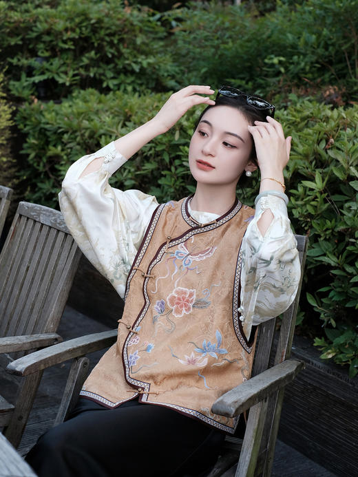 盛唐牡丹盛奢系列| 限量款| 高货-高货-手绣全打籽蝶恋花花瓣马甲-棕色(特殊商品不退不换) 商品图2