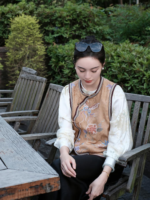 盛唐牡丹盛奢系列| 限量款| 高货-高货-手绣全打籽蝶恋花花瓣马甲-棕色(特殊商品不退不换) 商品图7