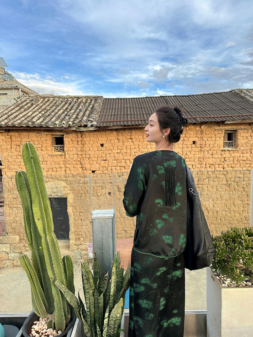 盛唐婧| 花影桑蚕丝蝴蝶缎印花修身半身裙 商品图6