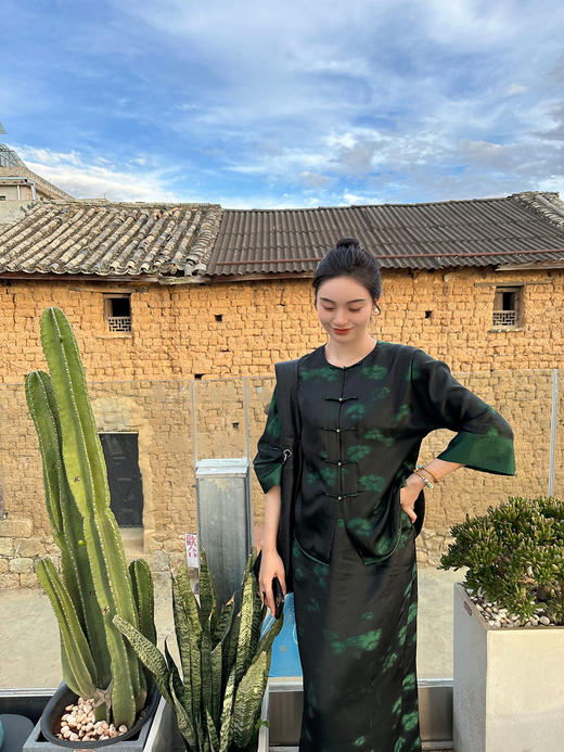 盛唐婧| 花影桑蚕丝蝴蝶缎印花修身半身裙 商品图3