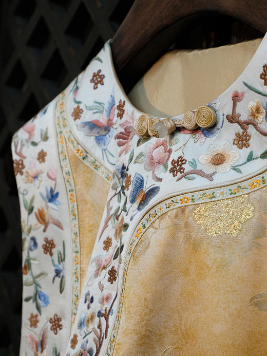 盛唐牡丹盛奢系列| 限量款| 高货-刺绣福蝶吉花偏襟如意背心(特殊商品不退不换) 商品图4