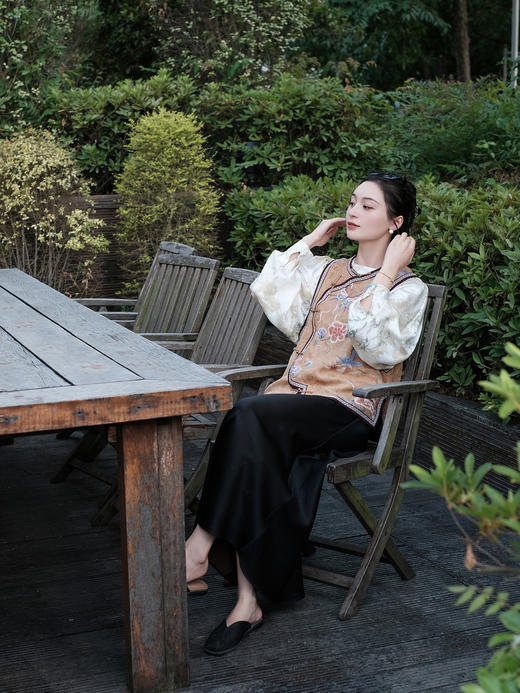 盛唐牡丹盛奢系列| 限量款| 高货-高货-手绣全打籽蝶恋花花瓣马甲-棕色(特殊商品不退不换) 商品图8