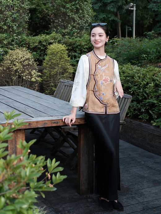 盛唐牡丹盛奢系列| 限量款| 高货-高货-手绣全打籽蝶恋花花瓣马甲-棕色(特殊商品不退不换) 商品图6