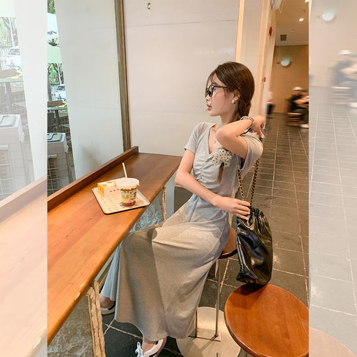 <曾小咸推荐>微信粉丝秒杀专场 仅此今天 活动结束下架【气质映像】灰色v领短袖长裙 日常159.99 立减80 秒杀79.99！！ 商品图1