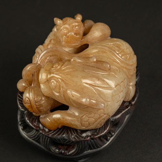 清 玉雕麒麟瑞兽摆件（红木座） 商品图2
