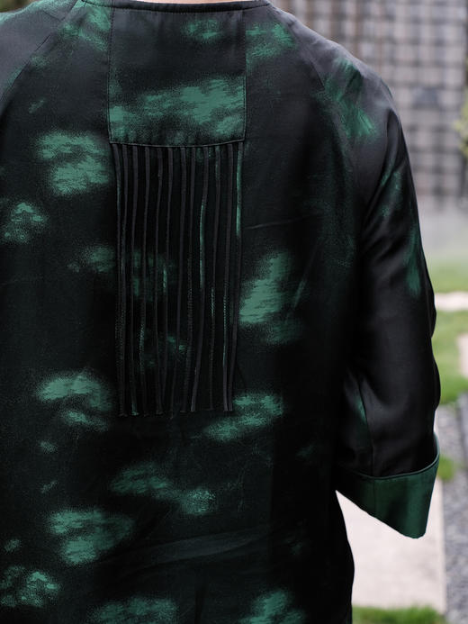 盛唐婧| 花影桑蚕丝蝴蝶缎印花对襟外套 商品图8