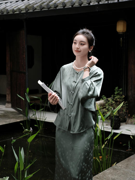 盛唐婧|飞燕桑蚕丝蝴蝶缎对襟蝙蝠袖开衫-绿色 商品图0