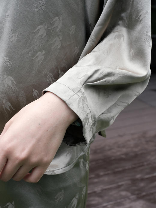 盛唐婧|飞燕桑蚕丝蝴蝶缎对襟蝙蝠袖开衫-卡其色 商品图2