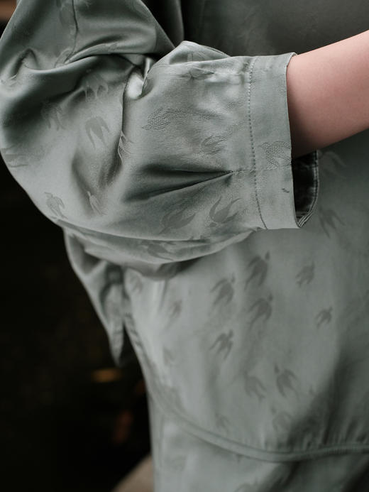 盛唐婧|飞燕桑蚕丝蝴蝶缎对襟蝙蝠袖开衫-绿色 商品图6