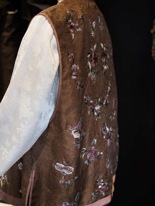 盛唐牡丹盛奢系列| 限量款| 高货-手绣蝶恋花对襟马甲-棕色(特殊商品不退不换) 商品图2