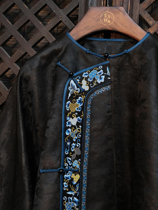 盛唐牡丹盛奢系列| 限量款| 高货-重缎圈金三蓝福蝶偏襟女外套(特殊商品不退不换) 商品图1