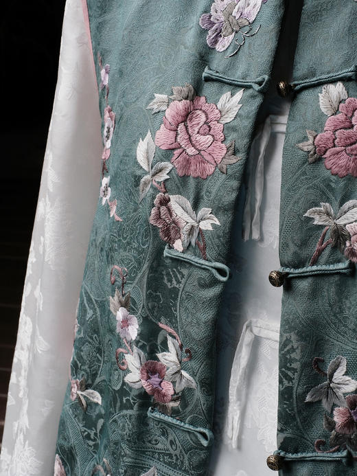 盛唐牡丹盛奢系列| 限量款| 高货-手绣蝶恋花对襟马甲-绿色(特殊商品不退不换) 商品图1