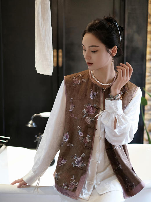 盛唐牡丹盛奢系列| 限量款| 高货-手绣蝶恋花对襟马甲-棕色(特殊商品不退不换) 商品图0