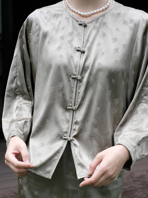 盛唐婧|飞燕桑蚕丝蝴蝶缎对襟蝙蝠袖开衫-卡其色 商品图1