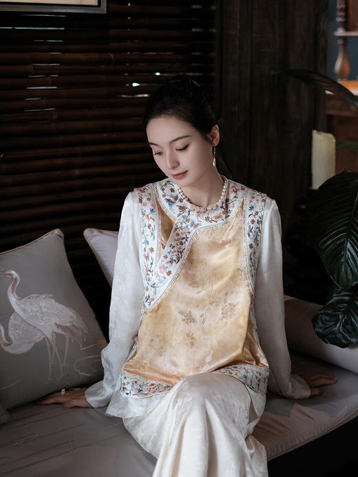 盛唐牡丹盛奢系列| 限量款| 高货-刺绣福蝶吉花偏襟如意背心(特殊商品不退不换) 商品图0