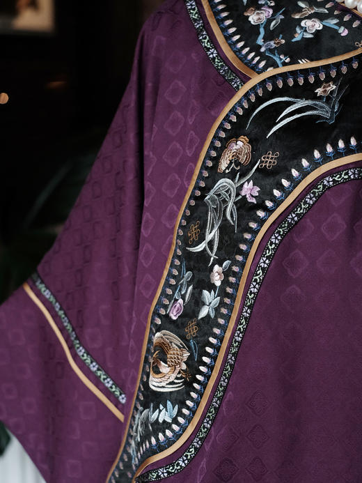 下架|盛唐牡丹盛奢系列| 高货-真丝蝴蝶兰花纹手绣如意上衣(特殊商品不退不换) 商品图1