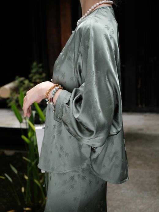 盛唐婧|飞燕桑蚕丝蝴蝶缎对襟蝙蝠袖开衫-绿色 商品图4