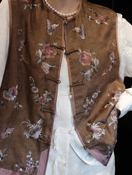 盛唐牡丹盛奢系列| 限量款| 高货-手绣蝶恋花对襟马甲-棕色(特殊商品不退不换) 商品图1