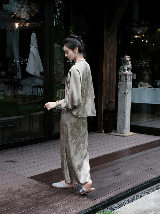 盛唐婧|飞燕桑蚕丝蝴蝶缎鱼尾半裙-卡其色 商品图0