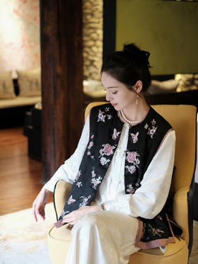 盛唐牡丹盛奢系列| 限量款| 高货-手绣蝶恋花对襟马甲-黑色(特殊商品不退不换)