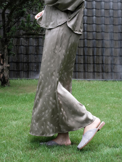 盛唐婧|飞燕桑蚕丝蝴蝶缎鱼尾半裙-卡其色 商品图1