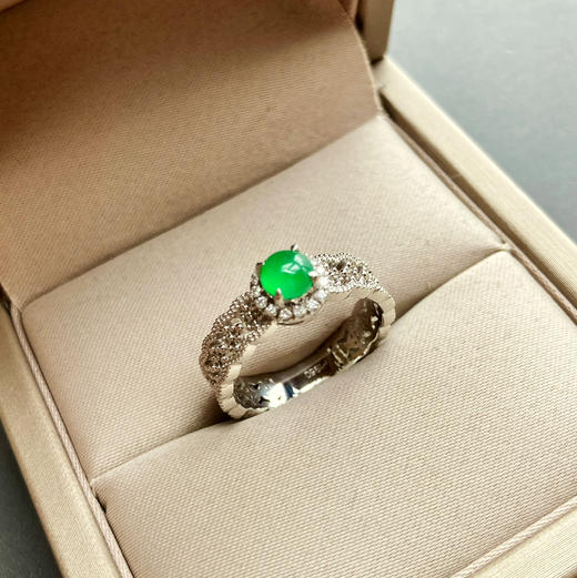 高冰种阳绿翡翠蛋面戒指铂金钻石镶嵌 商品图1