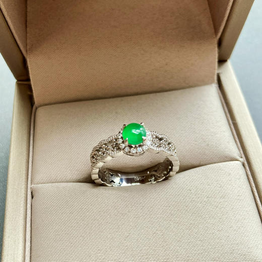 高冰种阳绿翡翠蛋面戒指铂金钻石镶嵌 商品图2