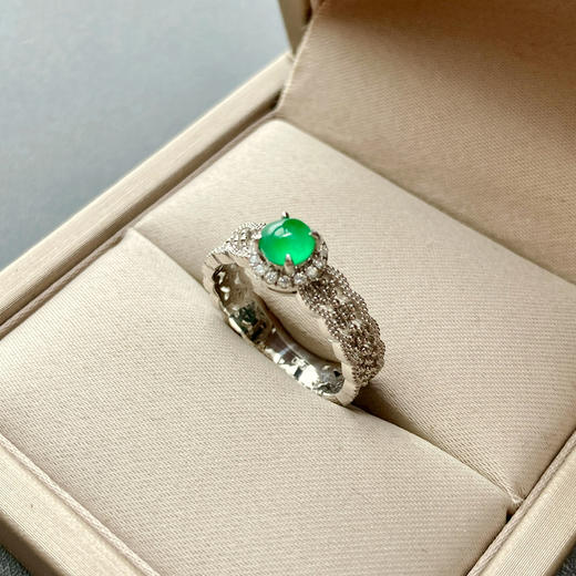 高冰种阳绿翡翠蛋面戒指铂金钻石镶嵌 商品图4