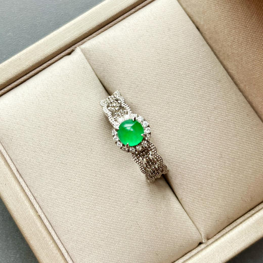 高冰种阳绿翡翠蛋面戒指铂金钻石镶嵌 商品图3