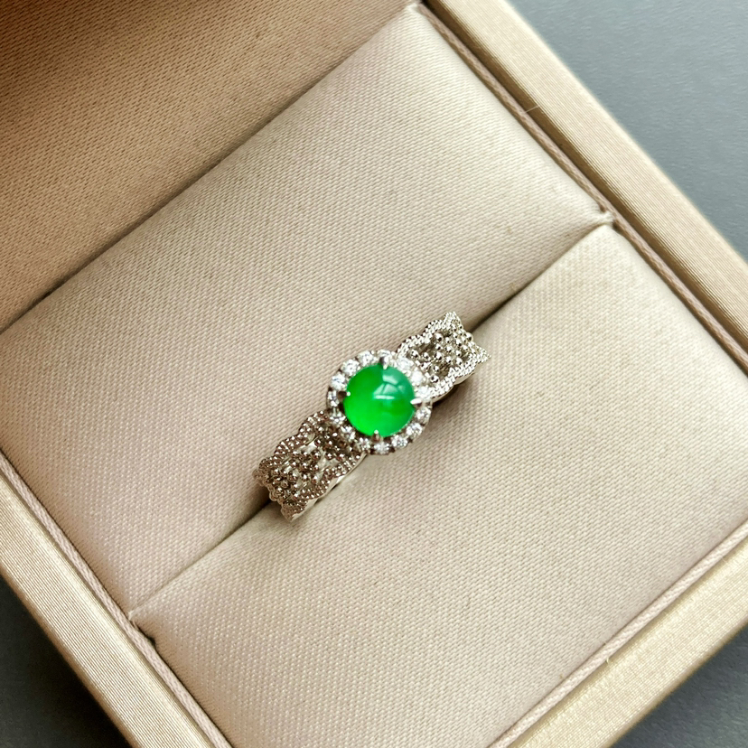 高冰种阳绿翡翠蛋面戒指铂金钻石镶嵌