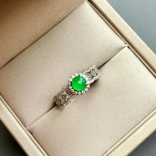 高冰种阳绿翡翠蛋面戒指铂金钻石镶嵌 商品图0