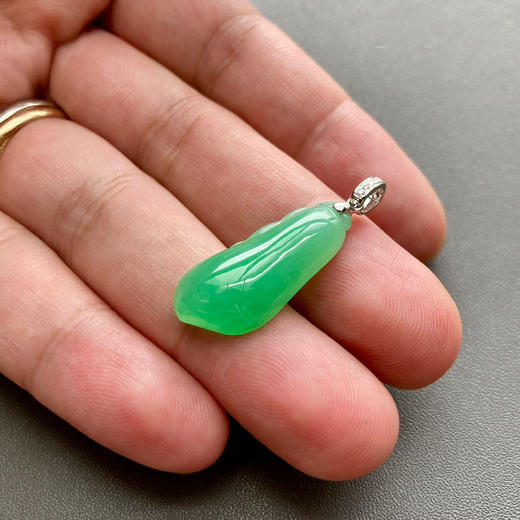 糯冰种阳绿厚庄翡翠福瓜 商品图7