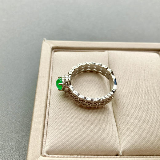 高冰种阳绿翡翠蛋面戒指铂金钻石镶嵌 商品图6