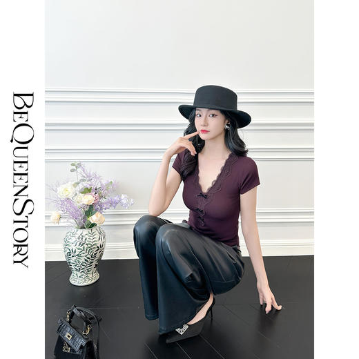 BeQueenStory【冷幽浆果】蕾丝花边拼接设计感时尚弹力针织V领T恤 商品图4