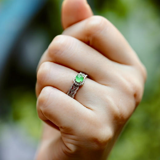 高冰种阳绿翡翠蛋面戒指铂金钻石镶嵌 商品图8