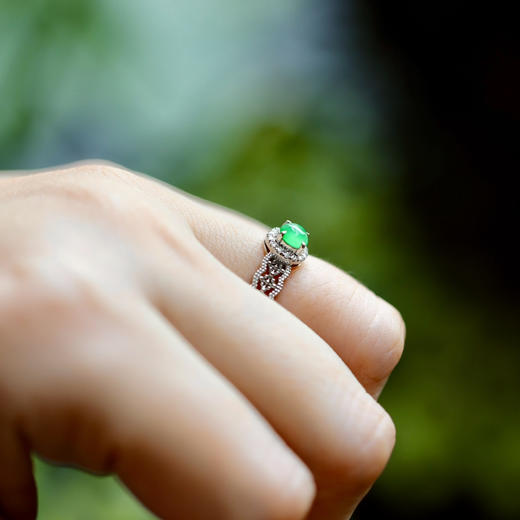 高冰种阳绿翡翠蛋面戒指铂金钻石镶嵌 商品图9