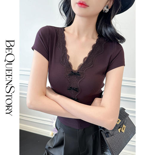 BeQueenStory【冷幽浆果】蕾丝花边拼接设计感时尚弹力针织V领T恤 商品图2