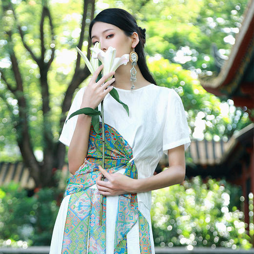 游园惊梦系列-翠袖红云拼接印花T恤 | 白色、绿色 商品图7