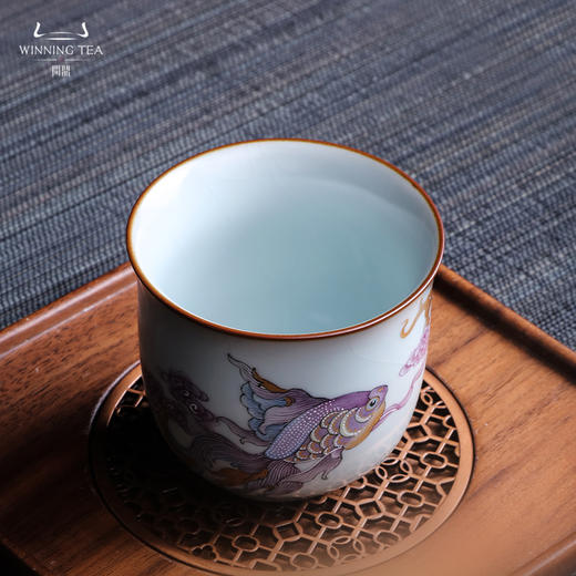 问鼎汝瓷鼎峰系列月白老款手握杯（潜鱼跃顶） 商品图1