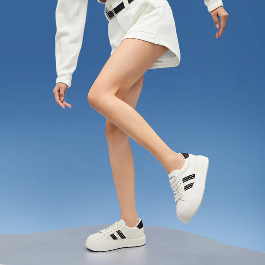 【折扣价】骆驼女鞋2025春季新款圆头百搭拼色小白鞋女厚底增高休闲运动板鞋 L24S577095 商品图1