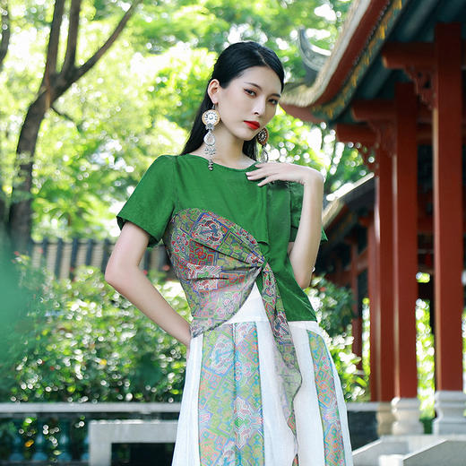 游园惊梦系列-翠袖红云拼接印花T恤 | 白色、绿色 商品图5
